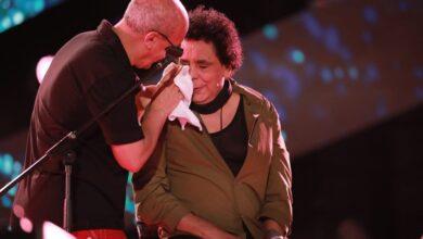 محمد منير يبكي