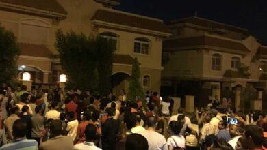 صوة أرشيفية لفيلا صلاح أثناء تحية الجماهير له في مصر