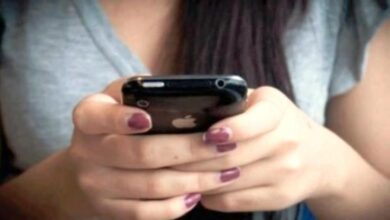 زوجة تتجسس على الهاتف